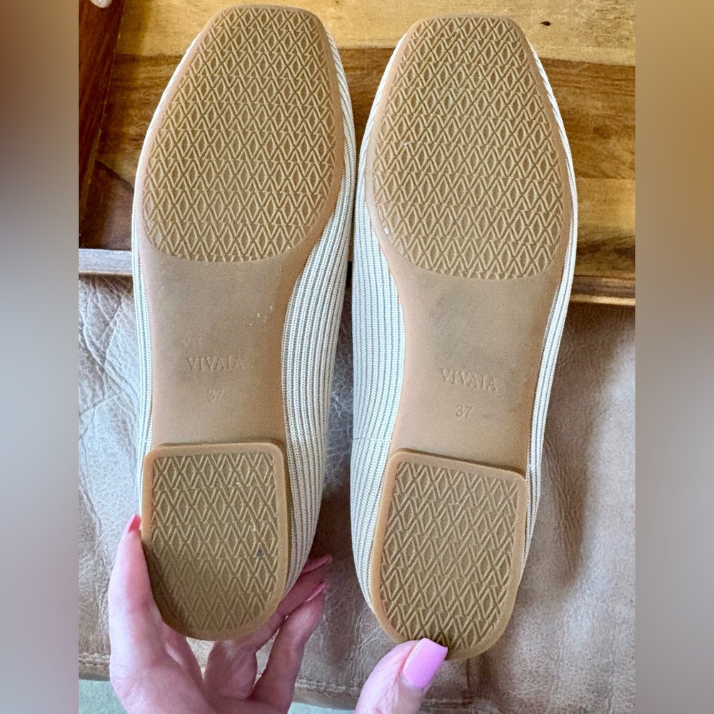 VIVAIA Tan Margot Square Toe V-Cut Flats - Picture 6 of 8